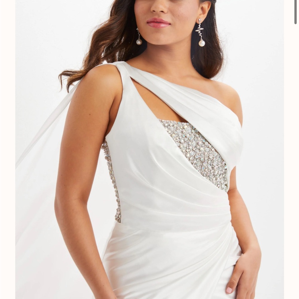 Elegant White One-Shoulder Dress